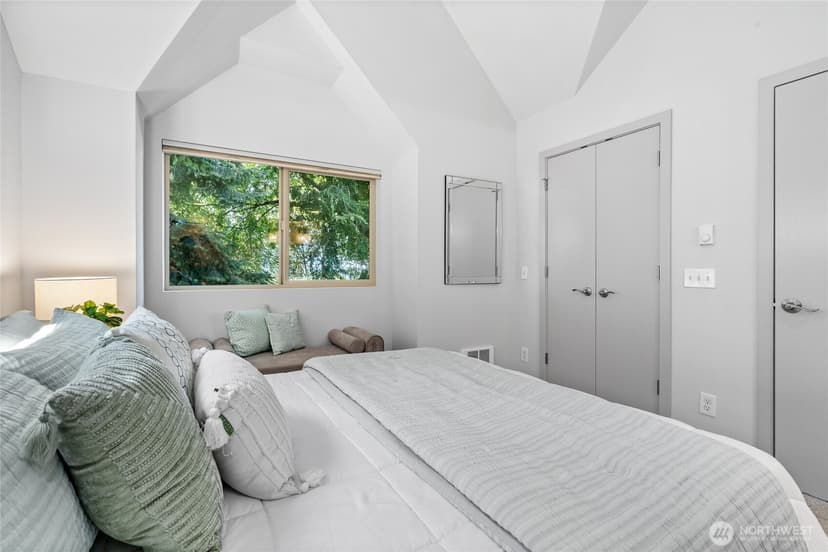 Property photo for 9615 Roosevelt Way NE #A, Seattle photo 16