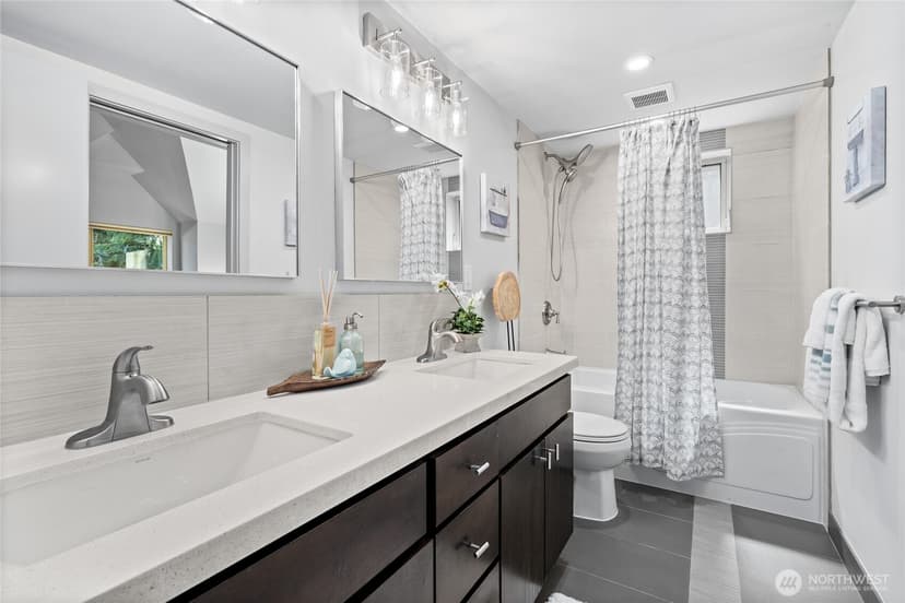 Property photo for 9615 Roosevelt Way NE #A, Seattle photo 18