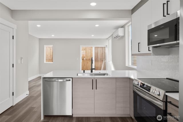 Property photo for 503 NE 42nd Street, Seattle photo 5