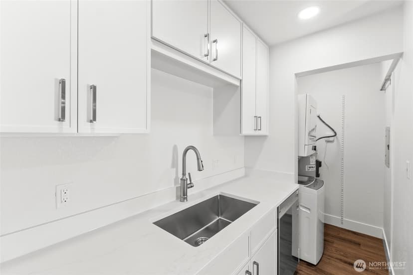 Property photo for 3423 W Government Way #8, Seattle photo 6