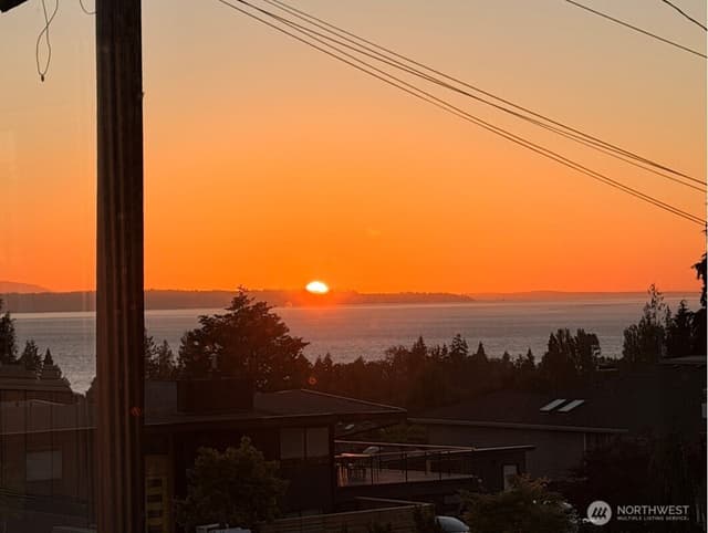 Property photo for 1010 Daley Street, Edmonds photo 2
