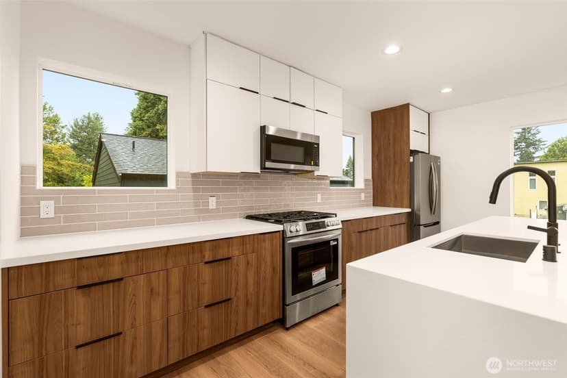 Property photo for 9215 12th Avenue NE #B, Seattle photo 7