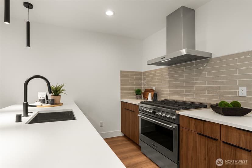 Property photo for 9215 12th Avenue NE, Seattle photo 13