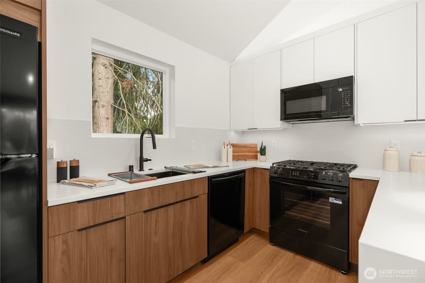 Property photo for 9211 12th Avenue NE, Seattle photo 12