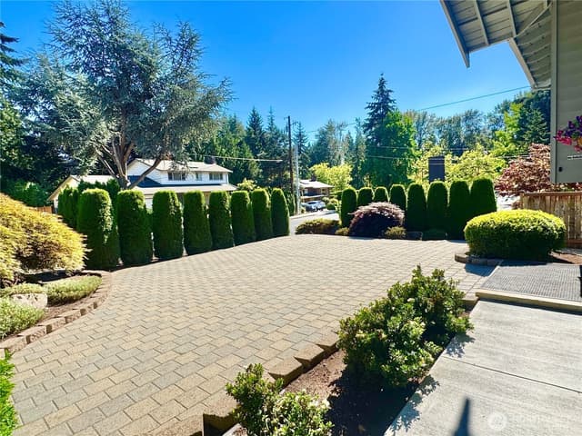 Property photo for 14820 NE 12th Street, Bellevue photo 2