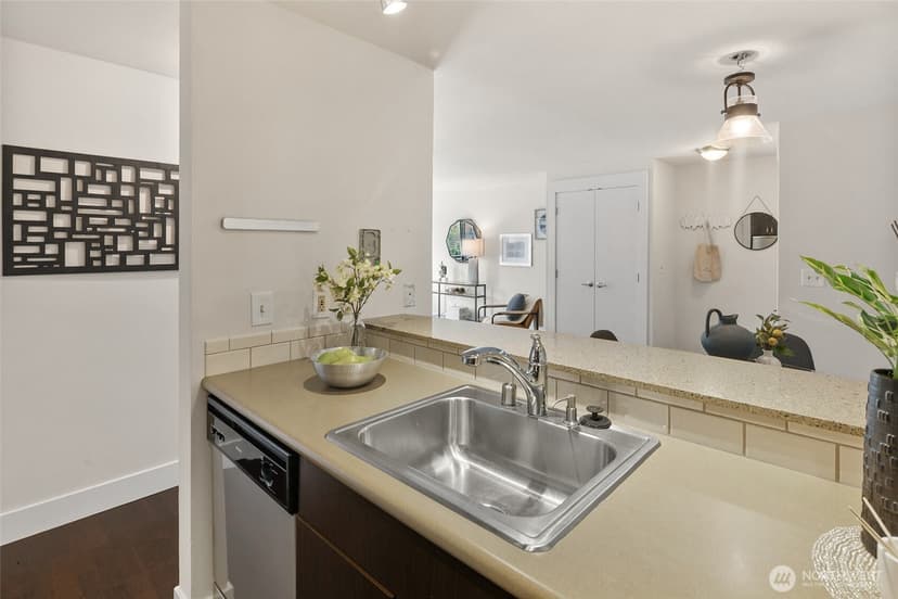 Property photo for 3401 Wallingford Avenue N #401, Seattle photo 12