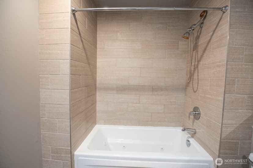 Property photo for 2716 Elliott Ave #405, Seattle photo 10