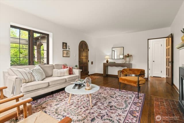 Property photo for 2459 24th Avenue E, Seattle photo 4