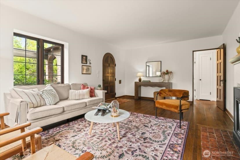 Property photo for 2459 24th Avenue E, Seattle photo 4