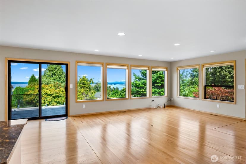Property photo for 5128 Seaview Way, Everett photo 10