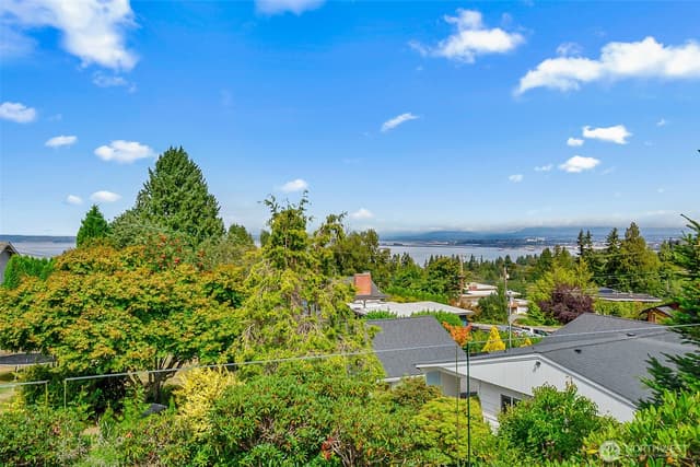 Property photo for 5128 Seaview Way, Everett photo 3