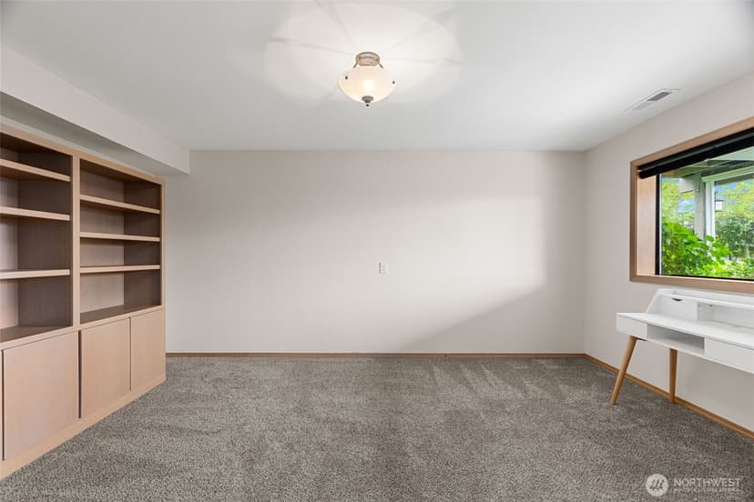 Property photo for 5128 Seaview Way, Everett photo 30