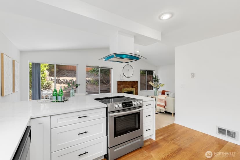 Property photo for 8548 1st Avenue NE, Seattle photo 11