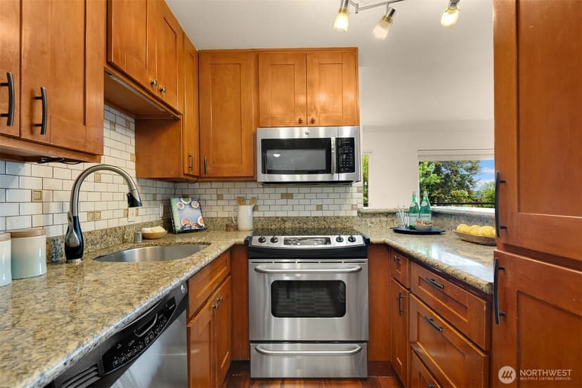 Property photo for 1717 5th Avenue N #101, Seattle photo 8