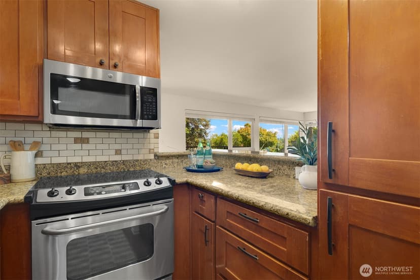Property photo for 1717 5th Avenue N #101, Seattle photo 10