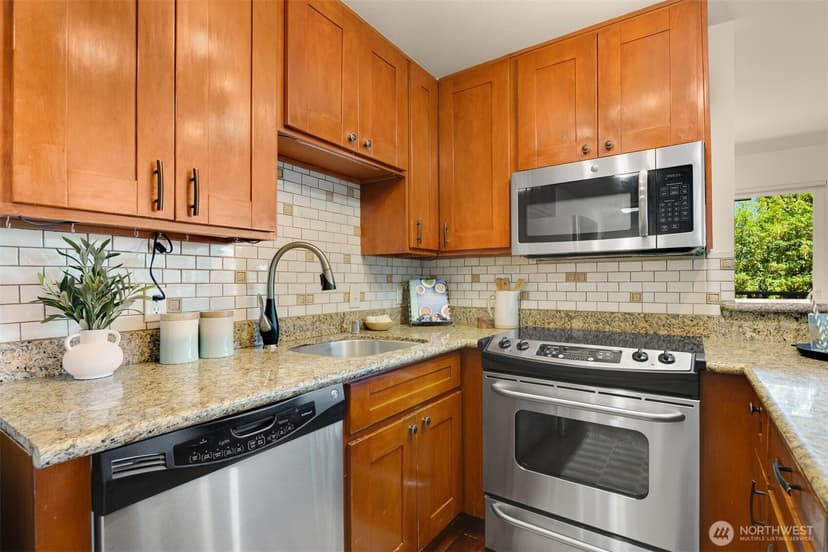 Property photo for 1717 5th Avenue N #101, Seattle photo 9