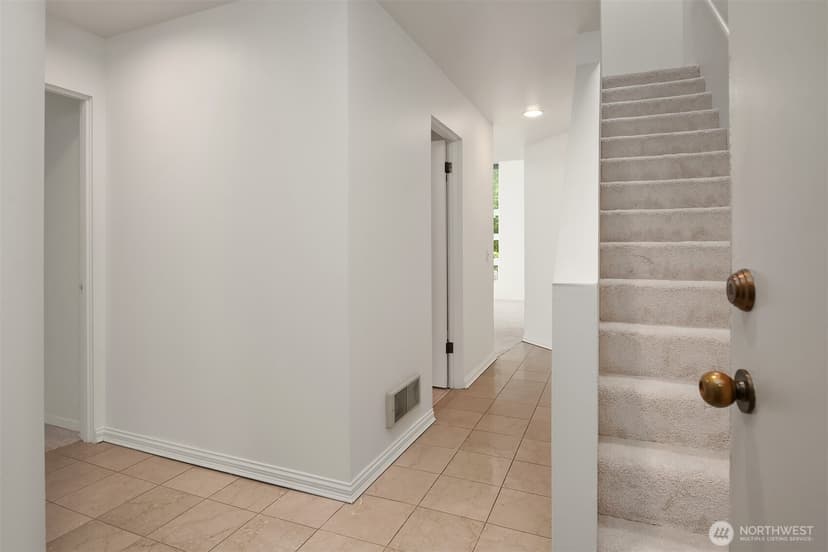 Property photo for 535 Summit Avenue E #403, Seattle photo 6