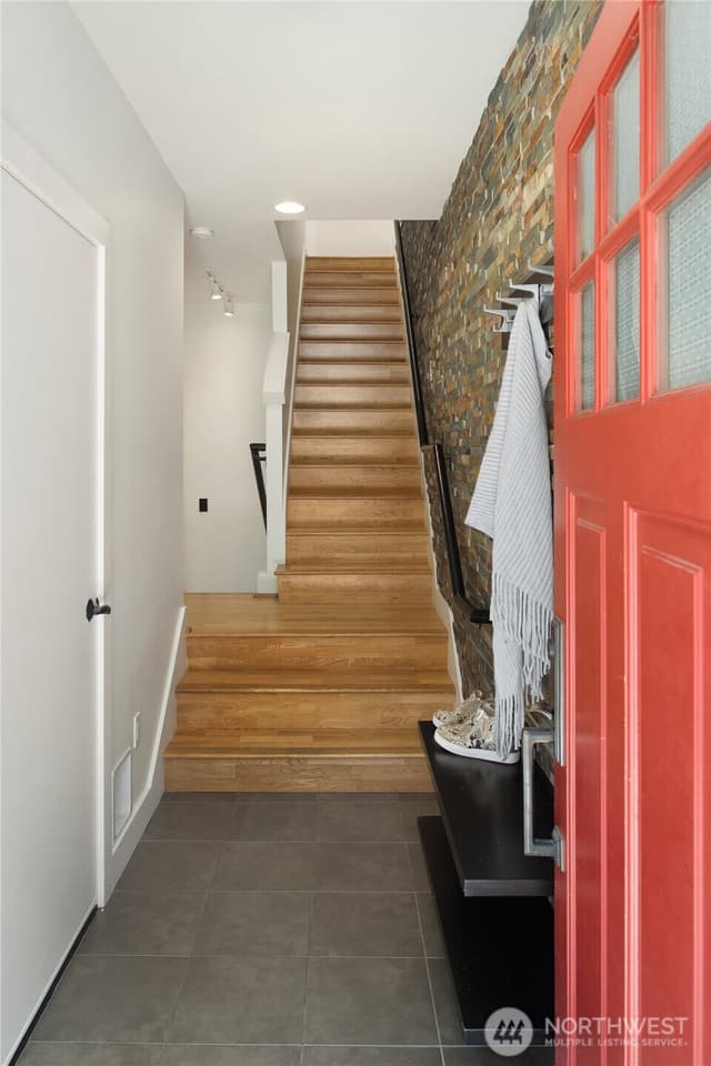 Property photo for 429 13th Avenue E, Seattle photo 2