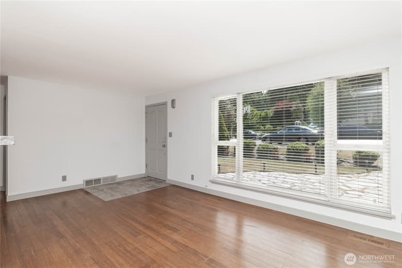 Property photo for 10020 SE 7th Street, Bellevue photo 4