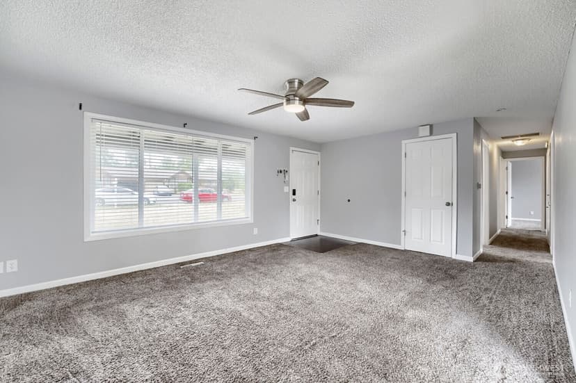 Property photo for 715 Johns Rd E, Parkland photo 3