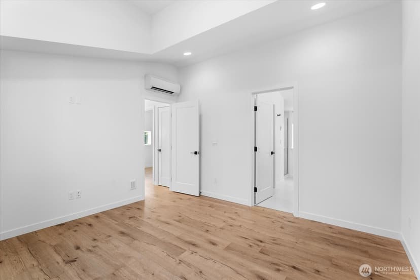 Property photo for 11824 31st Place NE, Seattle photo 9