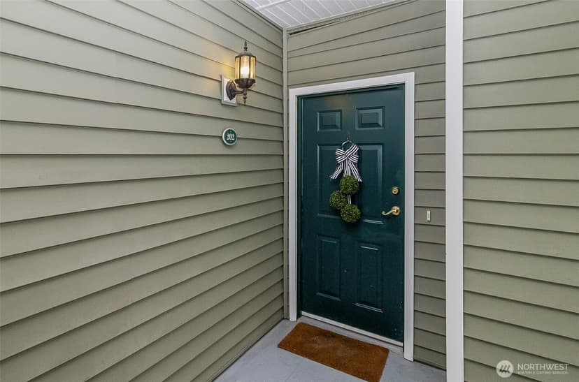 Property photo for 12712 Admiralty Way #F-202, Everett photo 4