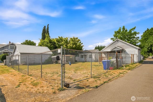 Property photo for 810 N 4th Street, Renton photo 3