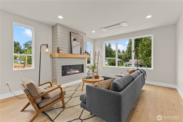 Property photo for 11709 Roosevelt Way NE, Seattle photo 4