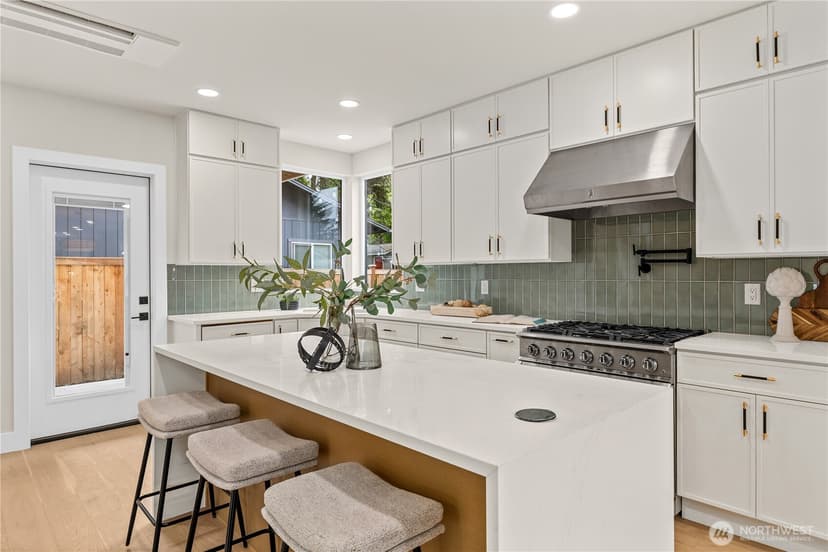 Property photo for 11709 Roosevelt Way NE, Seattle photo 12