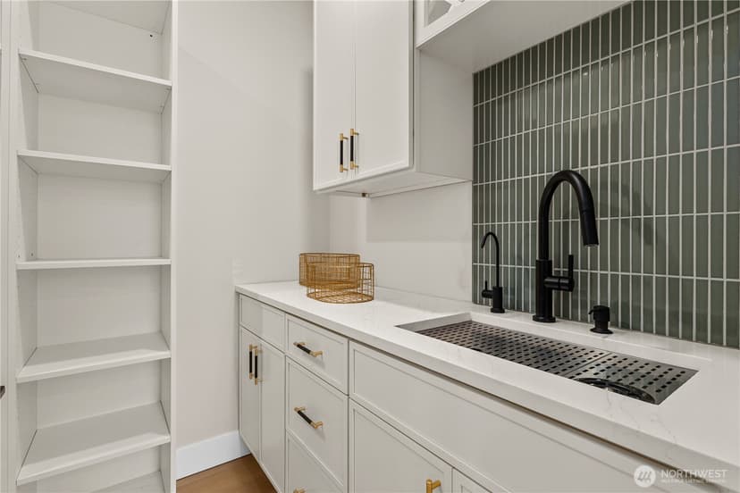 Property photo for 11709 Roosevelt Way NE, Seattle photo 18
