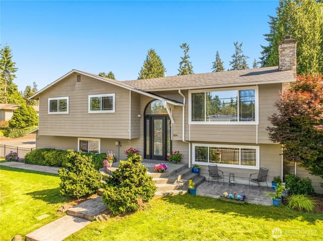 Property photo for 804 15th Street SW, Edmonds photo 2