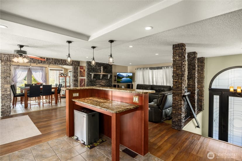 Property photo for 804 15th Street SW, Edmonds photo 10
