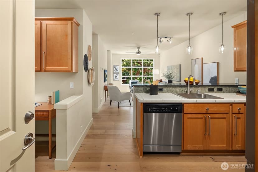 Property photo for 410 NE 70th Street #204, Seattle photo 15