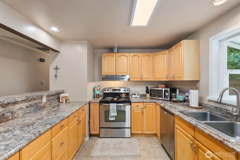 Property photo for 10301 NE 136th Place, Kirkland photo 15