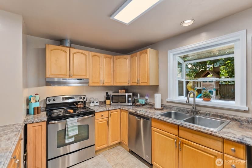 Property photo for 10301 NE 136th Place, Kirkland photo 16