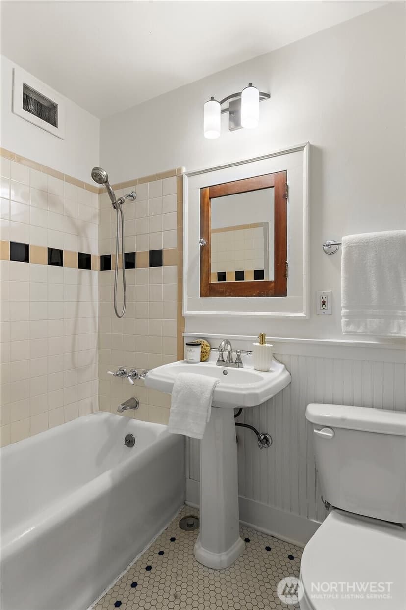 Property photo for 1640 18th Ave #6, Seattle photo 18
