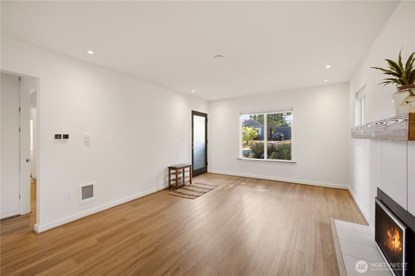 Property photo for 14323 23rd Place NE, Seattle photo 4