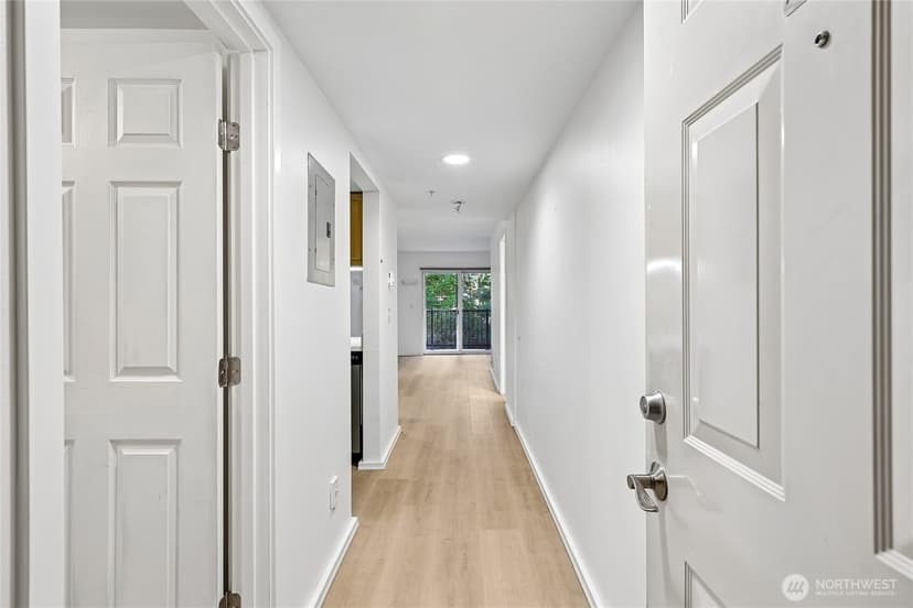 Property photo for 12345 Roosevelt Way NE #306, Seattle photo 2