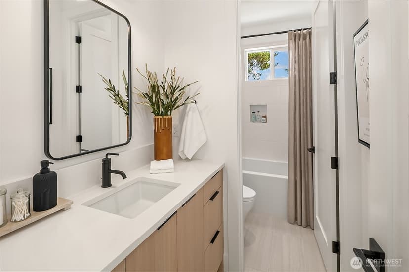 Property photo for 4231 53rd Avenue NE, Seattle photo 11