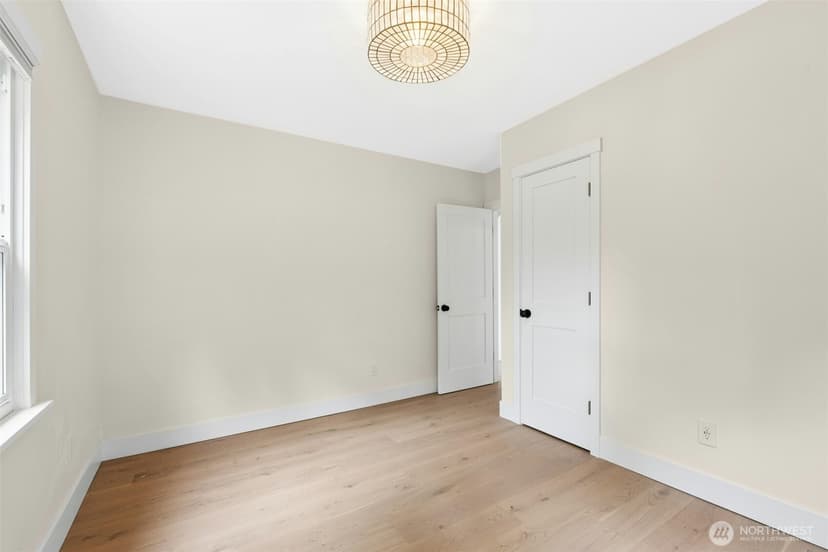Property photo for 11728 Riviera Place NE, Seattle photo 24
