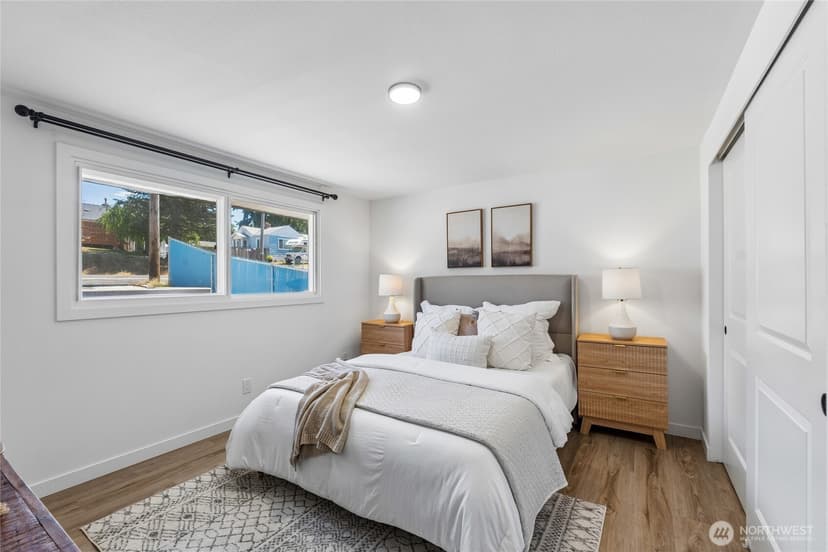 Property photo for 11823 12th Avenue S, Seattle photo 16
