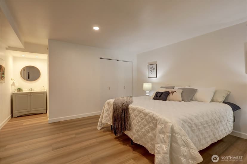 Property photo for 901 129th Place NE, Bellevue photo 30