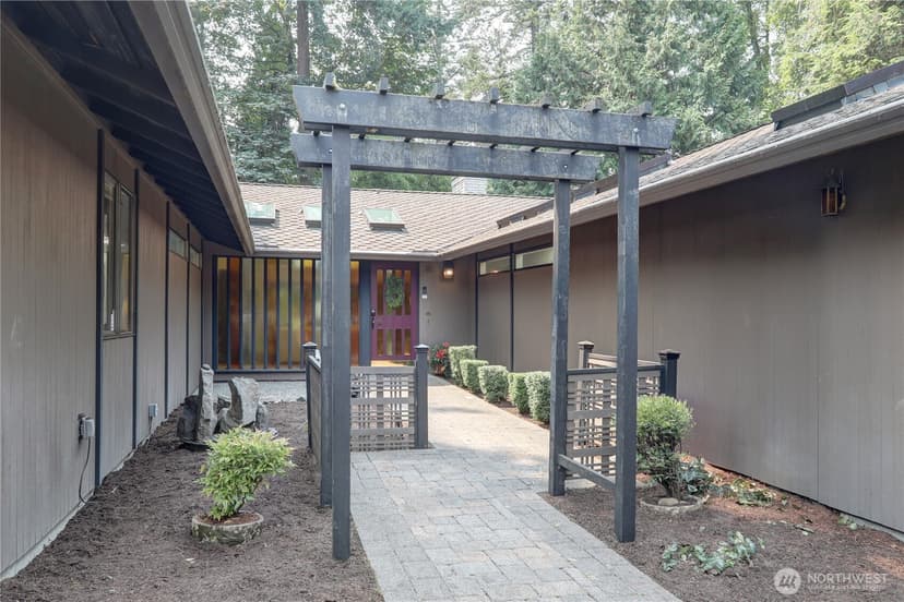 Property photo for 901 129th Place NE, Bellevue photo 3