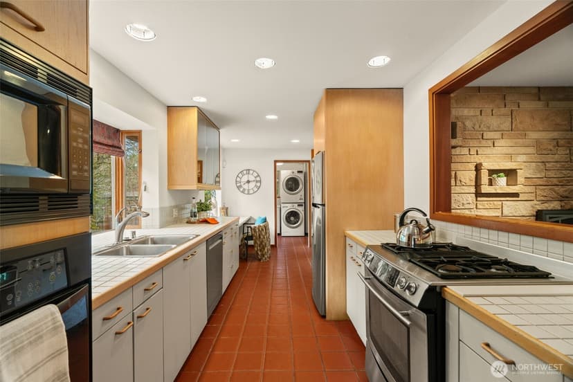 Property photo for 23312 Robin Hood Drive, Edmonds photo 10