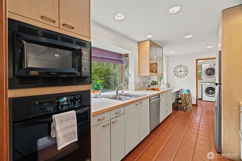 Property photo for 23312 Robin Hood Drive, Edmonds photo 9