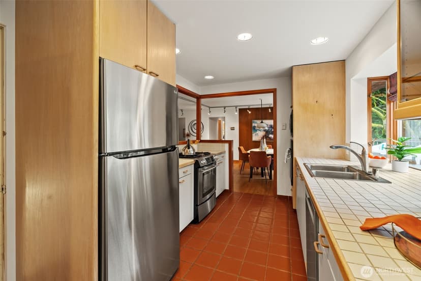 Property photo for 23312 Robin Hood Drive, Edmonds photo 11