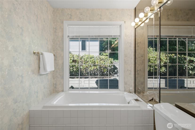 Property photo for 14018 SE 51st Place, Bellevue photo 23
