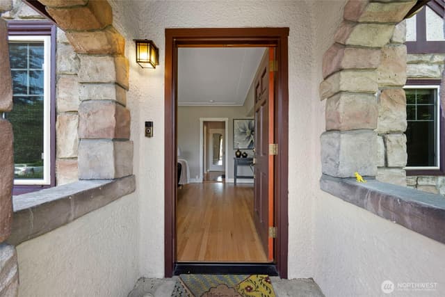 Property photo for 1047 NE 98th Street, Seattle photo 3