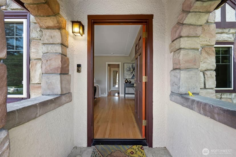 Property photo for 1047 NE 98th Street, Seattle photo 3