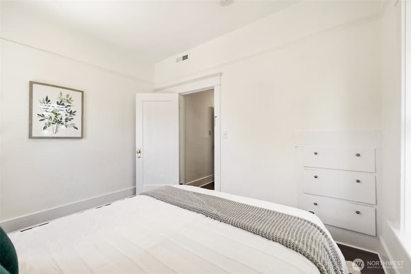 Property photo for 4318 1st Avenue NE, Seattle photo 16
